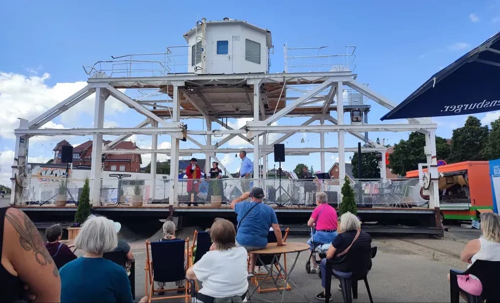 Besucher vor der Schwebefähre