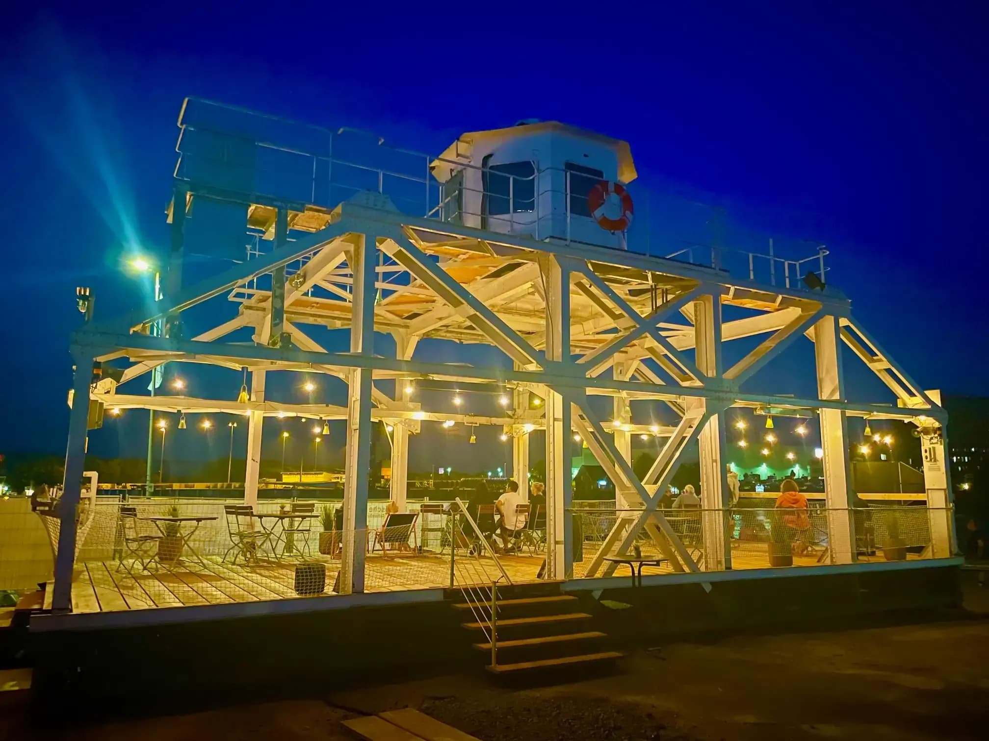 Schwebefähre bei Nacht